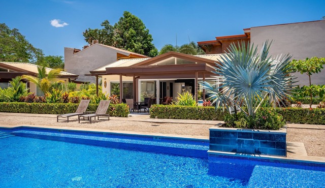 Ground-floor condo with AC, pool views, on-site outdoor pool and plunge pool