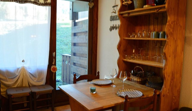 Ground Floor Studio for 4 with Mountain View, Ski Locker, and Parking