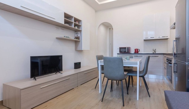 GuestHost - Apartment located on the ground floor of a building (1 external step to access it). There are two internal steps to access the double bedroom.In 38 square meters of space, it accommodates 3 people.We are located in the Bolognina district, a 1