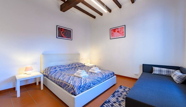 GuestHost - Apartment located on the first floor of a period building, with two floors in total, without lift.It comfortably accommodates 3 people in 45 m2 of space.We are located in the Oltretorrente district, a lively and picturesque area, a stone's th