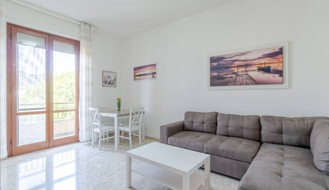 GuestHost - Bright and spacious apartment perfect for 4 people, equipped with all services, overlooking an internal garden and double access corso a De Michiel (5 minutes walk from the beaches) and via Trieste (3 minutes walk from piazza Cavour and corso