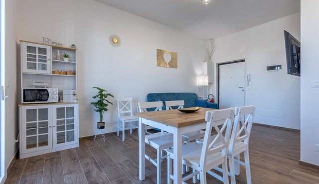 GuestHost - Bright apartment with balcony that accommodates up to 5 people, strategically located near the Technopole, the Fair and the Unipol Tower. Located in the Bolognina district, known for its lively and multicultural spirit, the apartment is locat