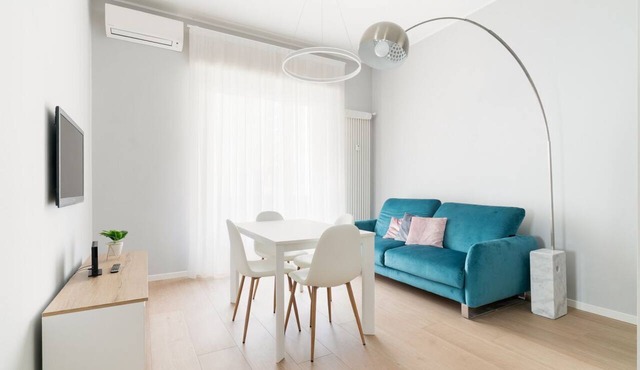 GuestHost - Bright apartment of about 85 sqm, able to accommodate up to 5 people, located on the mezzanine floor of a building (NO elevator - there are some steps to climb).The property is located in a residential area of ​Milan, full of services an