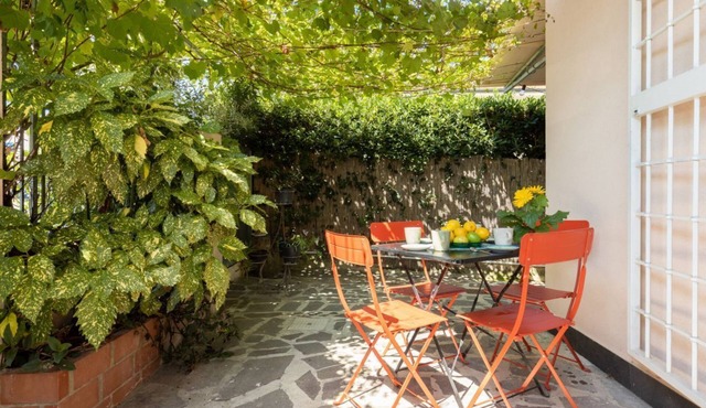 GuestHost - Charming 95 sqm apartment located on the ground floor of a recently renovated building, able to accommodate up to 5 people. The property is located on Via Livornese, a few meters from the Ciclopista del Trammino, a cycle path that connects