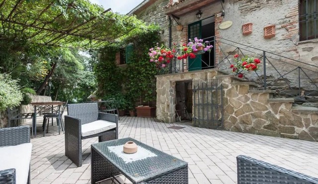 GuestHost - Charming country house that can host up to 11 people, a 6km drive from Gubbio, with large garden, terrace and parking space.The villa (recognised by the Superintendence of Cultural Heritage and Activities) comes with large and bright rooms, f