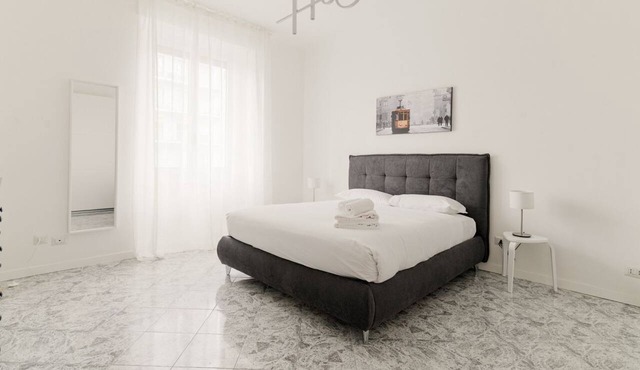 GuestHost - Comfortable apartment of about 85 square meters, ideal for 4 people, located on the first floor of a building with a lift (NOT suitable for disabled people - there are some steps at the entrance).The property is located in a strategic area, f