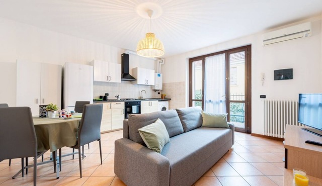 GuestHost - Cosy 55 sqm apartment, accommodating up to 4 people, on the ground floor of a building (no lift and one step to access it).We are located in a lively district well served by public transport, where the city market is held on Tuesdays; the pro