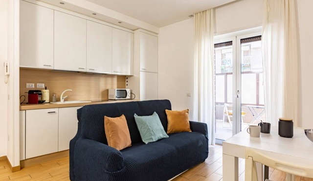 GuestHost - Cozy 50 sqm apartment, for 4 people, located on the ground floor of a modern building on the bank of the Arno river. Not far from the historic center and well served by public transport, the apartment is located in a quiet and green residenti