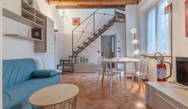 GuestHost - Cozy and bright 70 sqm apartment, structured on two levels and located on the ground floor of a renovated period building. Perfect for 5 people, the accommodation enjoys an ideal location to easily reach any monument in the historic city cent