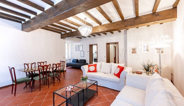 GuestHost - Large Apartment in the Historic Center of Parma
