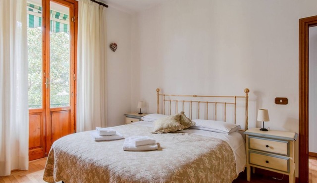 GuestHost - Roomy and cozy 85 sqm apartment, able to comfortably accommodate up to 5 people, located on the first floor of a building with NO lift. The property is located in the quiet Gavinana district, in the Florence South area, full of services and j