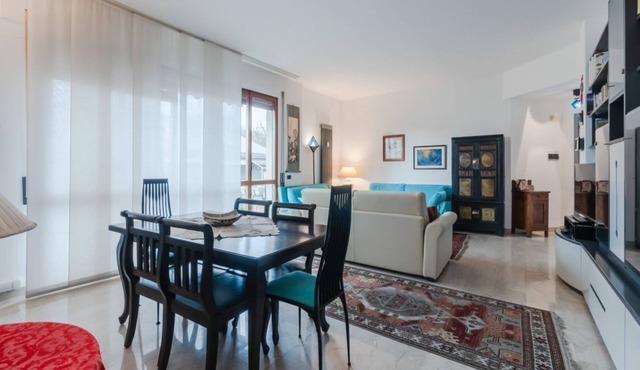 GuestHost - Spacious 130mq apartment that comfortably accommodates 4 people, being equipped with two duble bedrooms, two bathrooms and all the comforts for a pleasant stay. The accommodation is located in a prestigious area of ​Pesaro, in the immedi