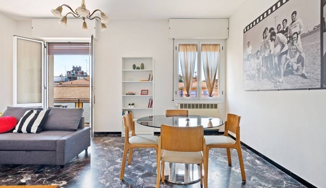 GuestHost - The apartment is located on the fourth floor of a building with a lift, not suitable for the disabled.It comfortably accommodates six people in 102 square meters of space, with a double bed, two single beds and a sofa bed in the living room.C