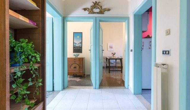 GuestHost - The apartment is located in the Saffi district, a residential district and well served 10 minutes from Porta San Felice.Easily reachable from the station, from Bologna Marconi airport, from the motorway exit and from the city center.Near the