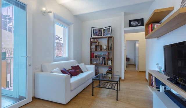 GuestHost - The apartment is located in a historic building in Porta Saragozza, a prestigious area of ​Bologna, at the foot of the hills and at the beginning of the monumental portico of San Luca, the longest in the world, which reaches the Basilica