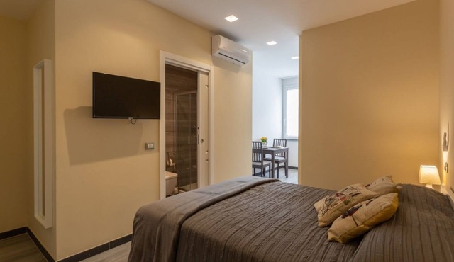 GuestHost - The room is located in the Gavinana district, in an early 20th century villa where there are other private rooms.From Piazza Gavinana you can reach the center on foot with a nice walk on the Arno where from late spring to October there are ma