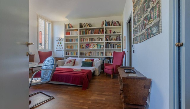 GuestHost - 'The Yellow House' central Apartment!