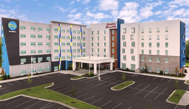 Hampton Inn & Suites Charlotte Airport Lake Pointe