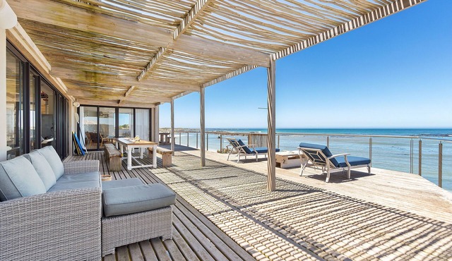Hangklip Villa - Four Bedroom House, Sleeps 8