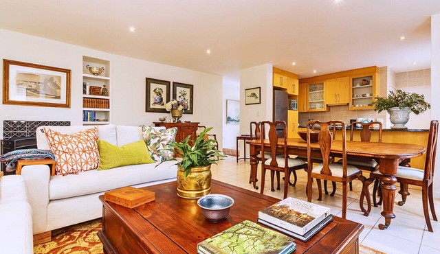 Heart of Noordhoek: Farm Village Getaway. 5 minutes to the beach.