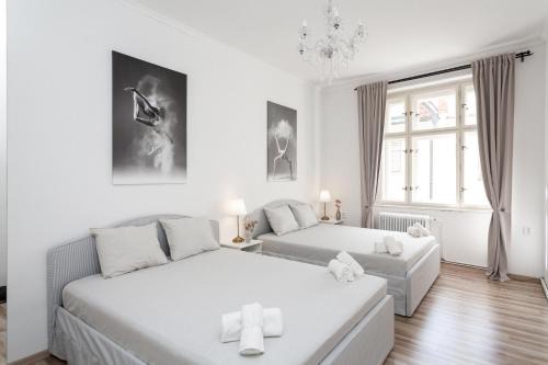 Heart of Old Town Charles Bridge Wenceslas Square Spacious 3-Bedroom Apartment