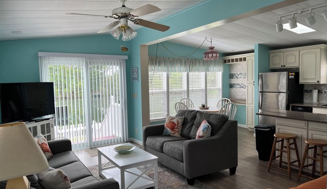 Heron Hut - 2 bdrm, 1 bath home on quite pond with private WIFI