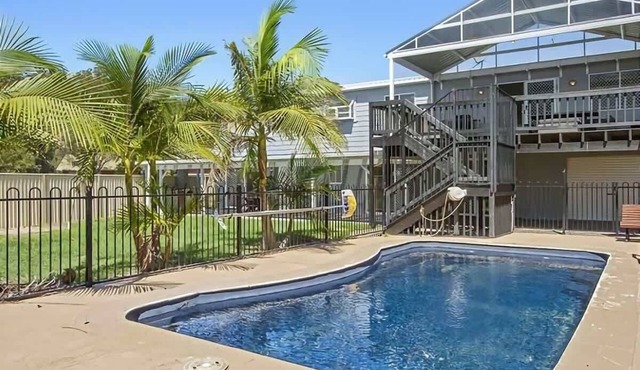 Hibiscus Close Beach Front Living