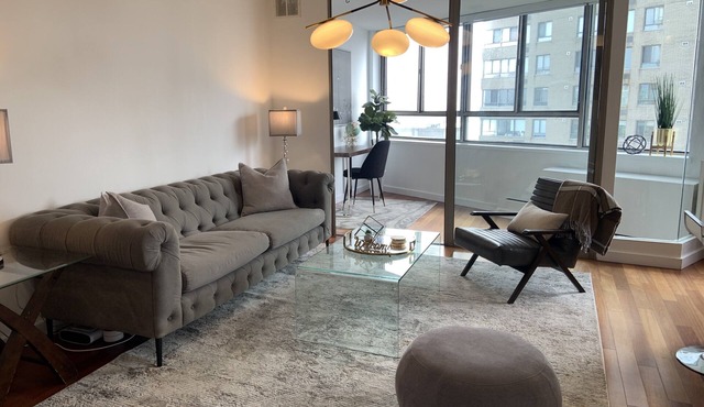 High-End, Downtown, Lakefront 2 BEDROOM + DEN