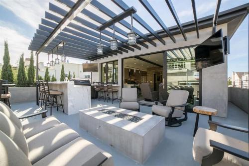 High End Luxury Near The Bay & Beach home