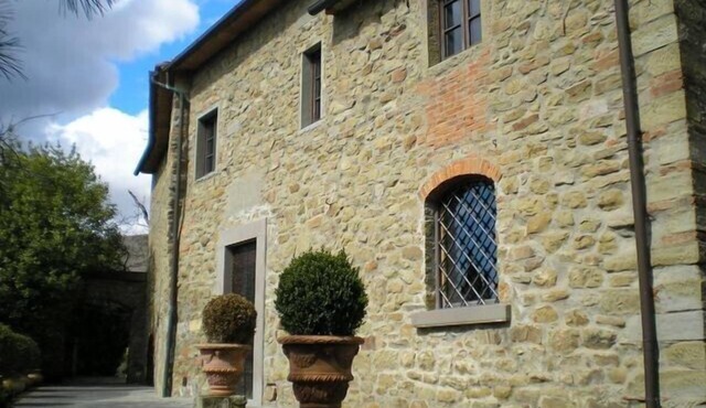 HillsideVilla overlooking the Tuscan landscape between Florence Arezzo and Siena