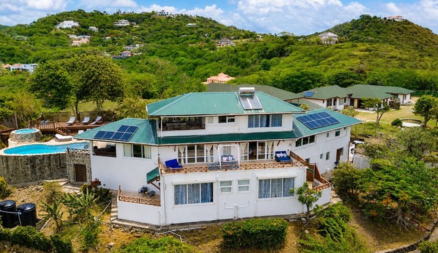 Hilltop Villa with great views out to sea - Villa Cadasse
