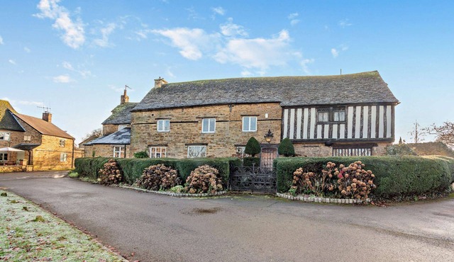 Historic dog friendly holiday home with indoor pool and sauna - The Court House