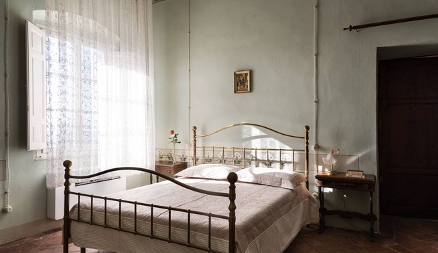 Historic mansion with suites, rooms and scenic garden
