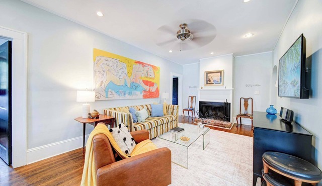 Historic Myers Park 2BR Condo with Free Parking Near Uptown