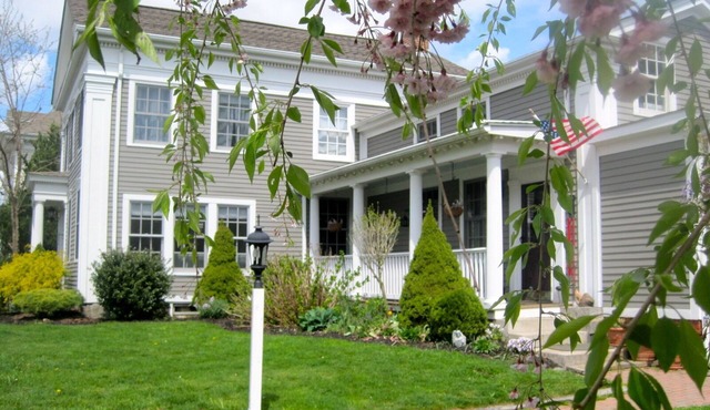 Historic Sea Captains Home in Downtown Mystic, Walk everywhere, Pet Friendly!