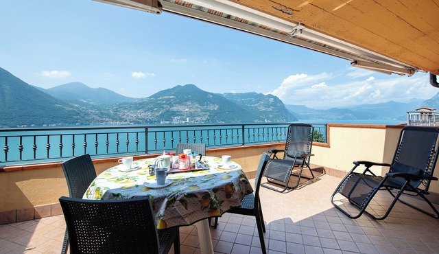 Holiday Apartment "Bella Isola" with Lake View, Private Terrace & Wi-Fi