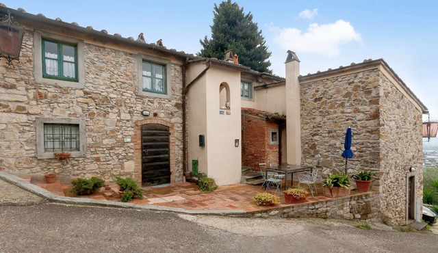 Holiday Apartment 'Poggio Alla Pieve - Blu' with Shared Pool, Shared Garden & Wi-Fi