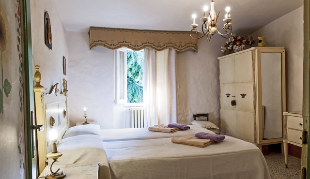 Holiday farm in Tuscany with pool, local organic products & stunning views