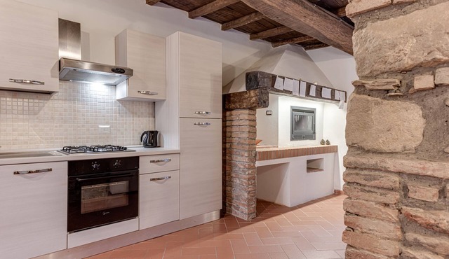 Holiday Home 'Antica Dimora Di Laura' with Mountain View, Private Garden and Wi-Fi