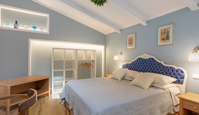 Holiday Home 'Iris' with Shared Garden, Wi-Fi and Air Conditioning