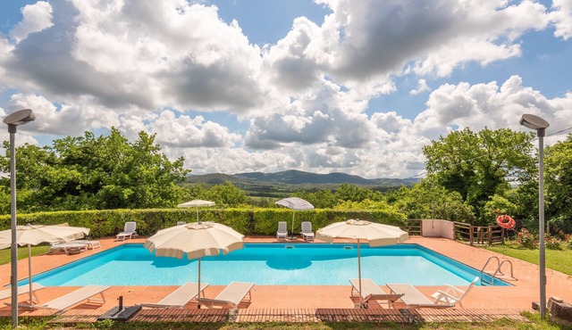 Holiday Home 'Rustico Con Jacuzzi In Toscana' with Shared Pool, Wi-Fi and Air Conditioning