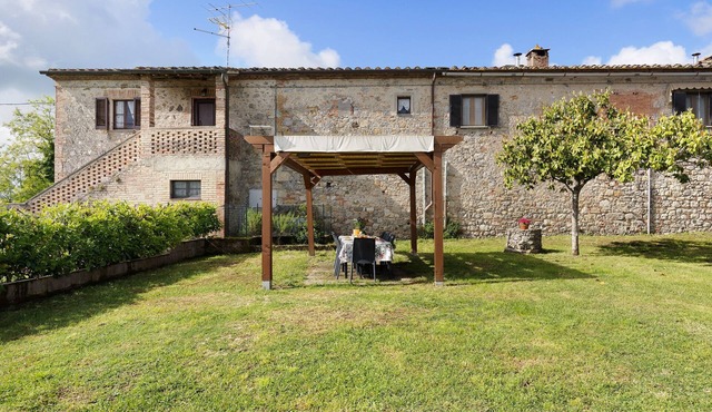 Holiday Home 'Toscana' with Shared Pool, Private Garden and Wi-Fi