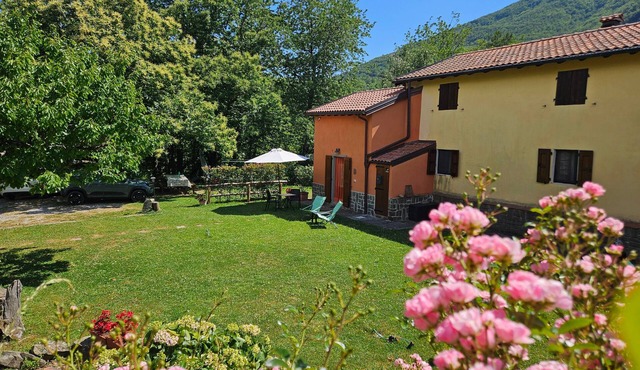 Holiday Home 'La Casina Rossa Della Fornace' with Mountain View, Private Garden and Wi-Fi
