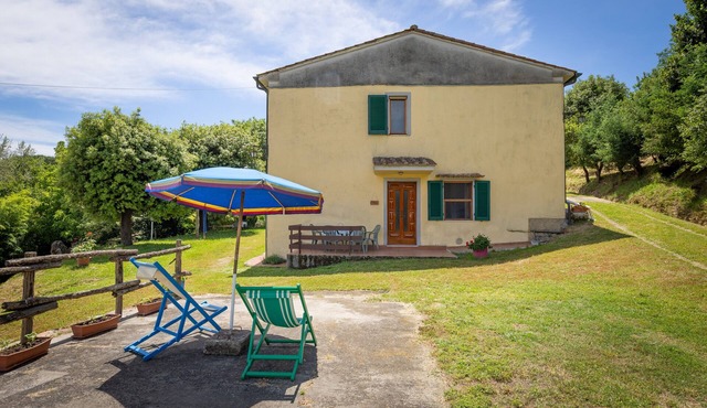 Holiday Home 'Poggio2' with Shared Pool, Private Garden and Wi-Fi