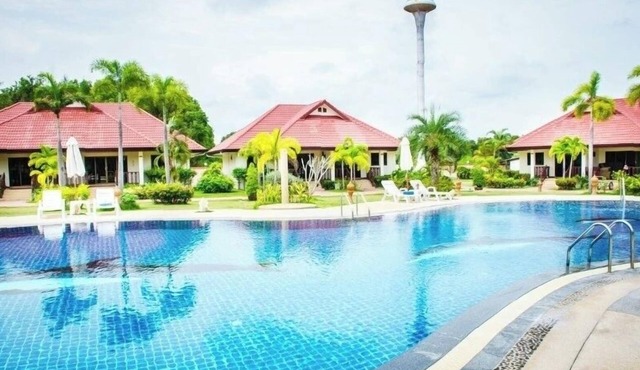Holiday home with pool, gym and beach access
