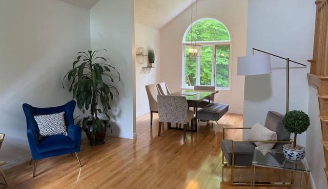 Home amongst the trees-3 bed/3 bath modern stay!