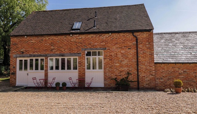 HOME FARM BARN, pet friendly, with a garden in Moreton-In-Marsh