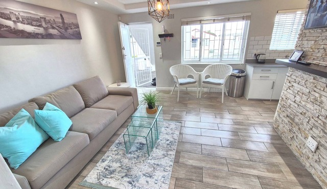 Home-on-Railway~A Lovely contemporary 2-bedroom apartment with WiFi in Cape Town