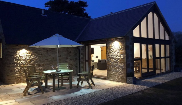 HOOK NORTON BARN, romantic, luxury holiday cottage in Hook Norton