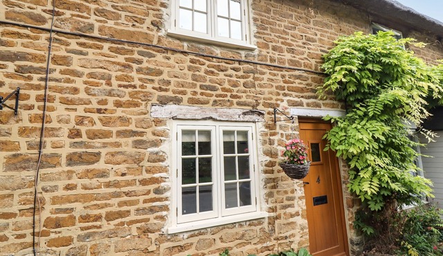 HOOKY COTTAGE, character holiday cottage in Hook Norton
